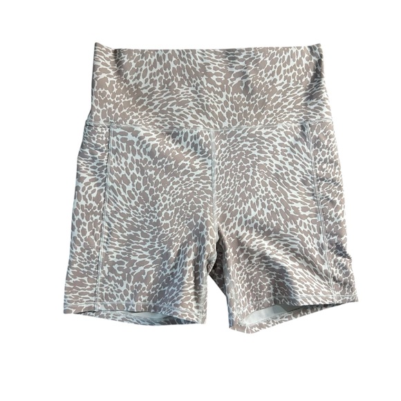 Vuori Studio Pocket Bike Shorts Animal Print Women’s Size Medium Workout Active - Picture 8 of 8